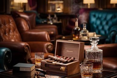 Lounge interna del club con poltrone in pelle, sigari premium e distillati selezionati