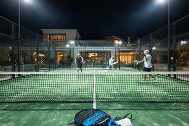 Campo da padel illuminato per tornei tra soci del club maschile